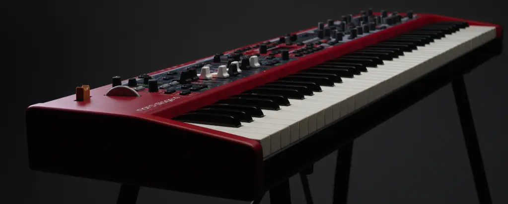 Nord_Stage4_stand_side_2.webp